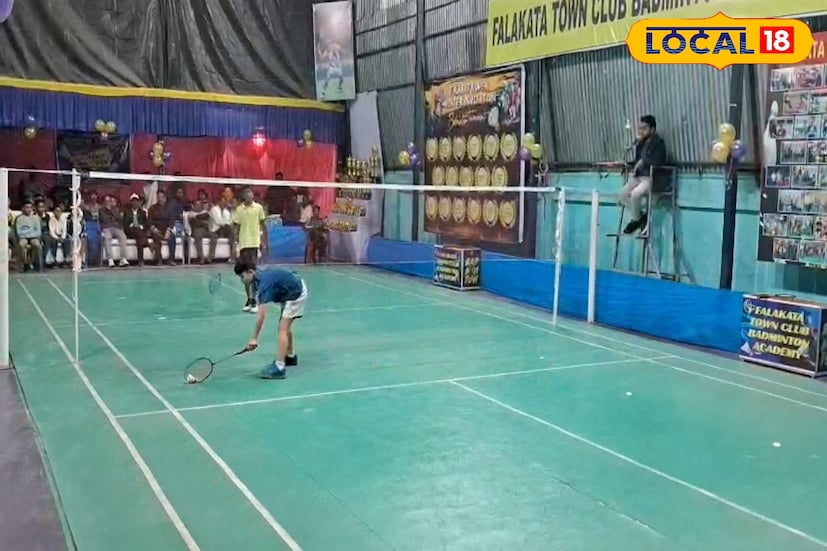 রাজ্যস্তরের শীতকালীন আমন্ত্রণমূলক ব্যাডমিন্টন টুর্নামেন্টে অংশগ্রহণ করেছে প্রতিবেশী দেশ ভুটানের একটি দল। যা নিয়ে রীতিমত সাড়া পড়ে গিয়েছে ফালাকাটায়। ফালাকাটার টাউন ক্লাব ইনডোর স্টেডিয়ামে চলছে প্রতিযোগিতা। (ছবি ও তথ্য: অনন্যা দে)