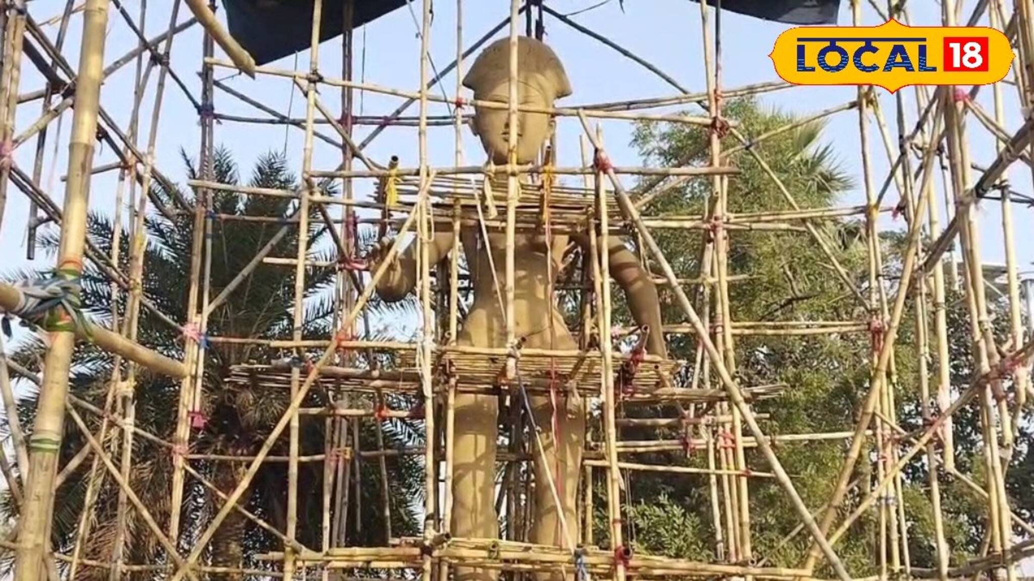 শহরকে টেক্কা দিতে প্রস্তুত গ্রাম বাংলা! তৈরি হচ্ছে ৩৮ ফুটের বিশালাকার সরস্বতী প্রতিমা