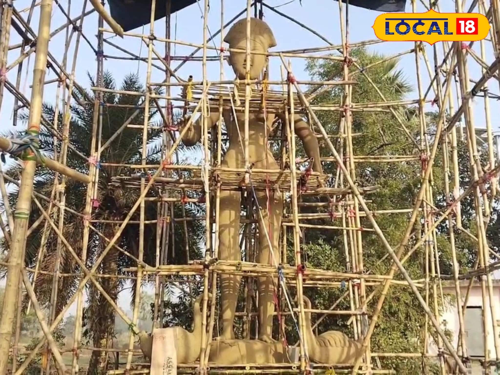 শহরকে টেক্কা দিতে প্রস্তুত গ্রাম বাংলা! তৈরি হচ্ছে ৩৮ ফুটের বিশালাকার সরস্বতী প্রতিমা