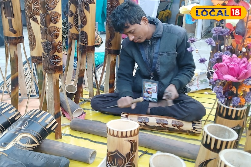 অসমের বাঁশের তৈরি মুখোশ, ফুলদানি ও লাইট স্ট্যান্ড চাহিদার সঙ্গে বিক্রি হচ্ছে হাওড়ায়! প্লাস্টিক, ফাইবার, কাঁচের জিনিসকে টেক্কা দিয়ে বাজারে দখল করছে হাতে তৈরি জিনিস। আর সেই জিনিসের তালিকায় অসমের বাঁশে দিনাজপুরের শিল্পীদের হাতে তৈরি জিনিস। (ছবি ও তথ্য: রাকেশ মাইতি)