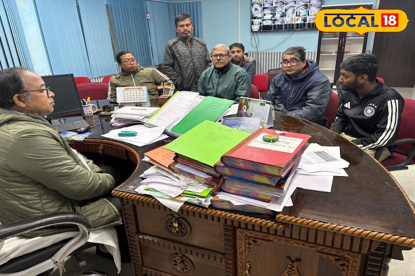 এ যেন এক স্বপ্ন ছোঁয়ার বাস্তব গল্প! কোটি টাকার চাকরি পেল জলপাইগুড়ির পড়ুয়া! এখন অনুপ্রেরণার নাম সুমন বেড়া।জলপাইগুড়ি সরকারি ইঞ্জিনিয়ারিং কলেজের ইনফরমেশন টেকনোলজি বিভাগের ফাইনাল ইয়ারের ছাত্র সুমন বেড়া তাঁর সাফল্যে নজির গড়লেন। আন্তর্জাতিক প্রযুক্তি সংস্থা ‘লিংকডাউন’-এ সফটওয়্যার ইঞ্জিনিয়ার পদে বার্ষিক প্রায় এক কোটি টাকা বেতনের চাকরির অফার পেয়ে গর্বের মুহূর্ত উপহার দিলেন রাজ্যের শিক্ষাজগতে।