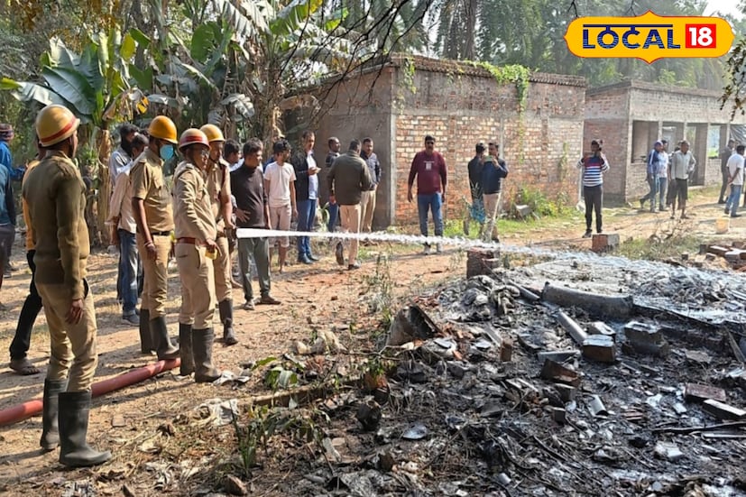 দক্ষিণ ২৪ পরগনার চম্পাহাটির হাড়ালে বাজি কারখানায় বিস্ফোরণ, গুরুতর জখম চার। ঘটনাস্থলে দমকলের একটি ইঞ্জিন। আহতদের নিয়ে যাওয়া হয় চিকিৎসার জন্য স্থানীয় চিকিৎসা কেন্দ্রে।(তথ্য ছবি সুমন সাহা) 