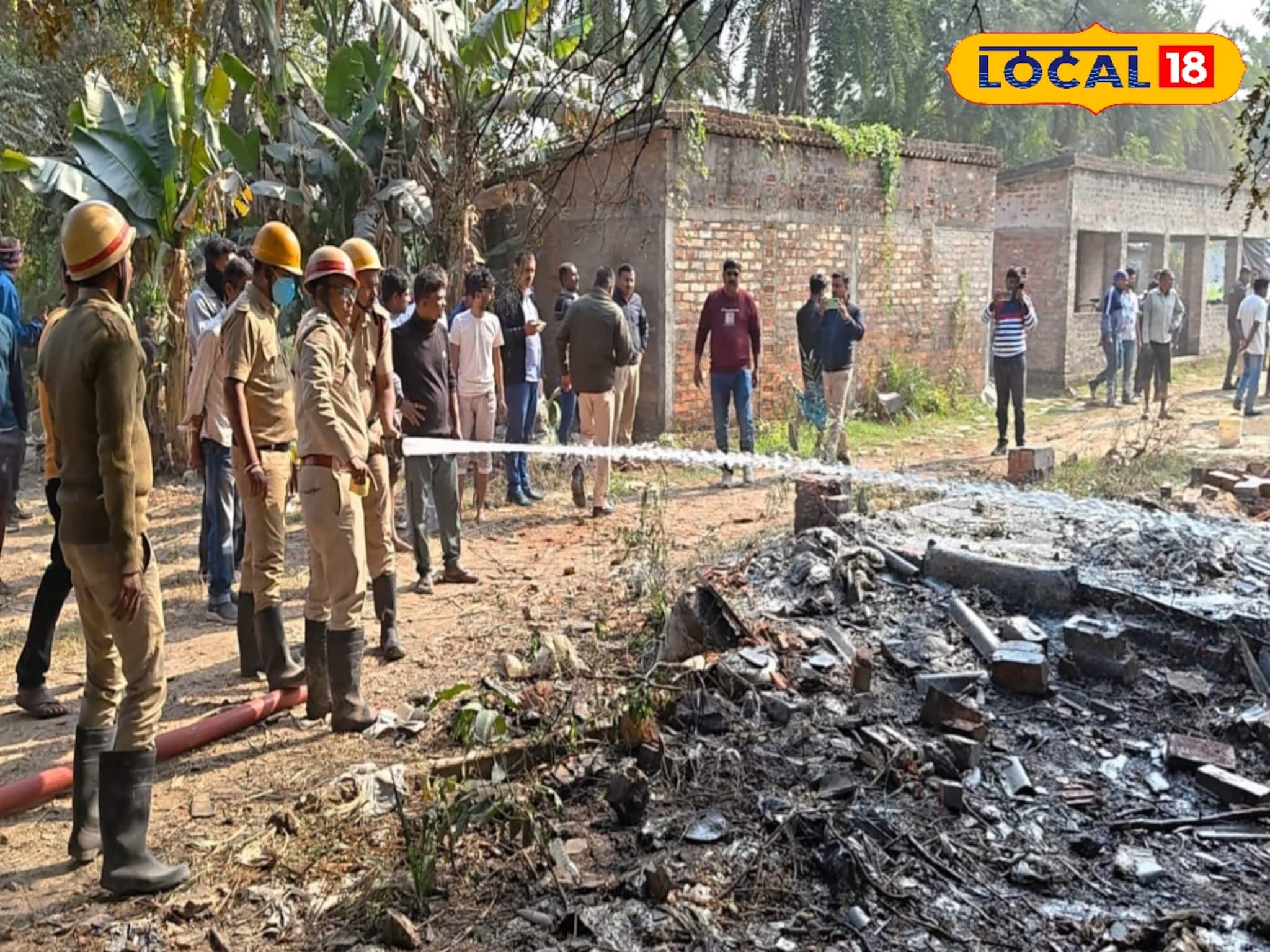 চম্পাহাটিতে বাজি কারখানায় বিস্ফোরণ! দাউ দাউ করে জ্বলল আগুন, জখম ৪