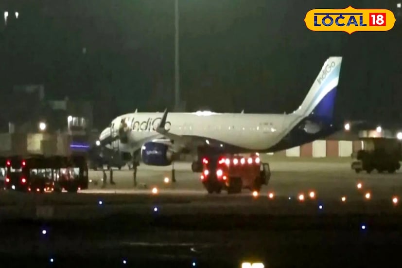 *দমদম, রুদ্র নারায়ণ রায়: জানেন কি শীতের রাতে কেন এয়ারপোর্টে শোনা যায় বাজির শব্দ? শীতকালে বহু সময় এয়ারপোর্ট সংলগ্ন এলাকায় বাজি ফাটার মতো বিকট শব্দ শুনে চমকে ওঠেন স্থানীয় বাসিন্দারা। অনেকের মনেই প্রশ্ন, গভীর রাতে এয়ারপোর্টে কেন হয় এই ধরনের শব্দ! *দমদম, রুদ্র নারায়ণ রায়: জানেন কি শীতের রাতে কেন এয়ারপোর্টে শোনা যায় বাজির শব্দ? শীতকালে বহু সময় এয়ারপোর্ট সংলগ্ন এলাকায় বাজি ফাটার মতো বিকট শব্দ শুনে চমকে ওঠেন স্থানীয় বাসিন্দারা। অনেকের মনেই প্রশ্ন, গভীর রাতে এয়ারপোর্টে কেন হয় এই ধরনের শব্দ!