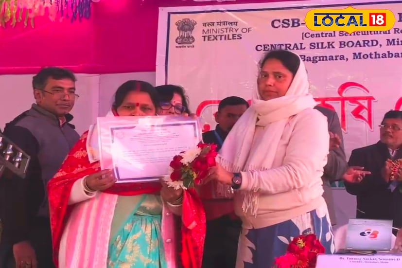 রেশম চাষ করে এবারে বিশেষ সম্মানে সম্মানিত হলেন মালদহের ৬ রেশম চাষি। কেন্দ্রীয় রেশম সংস্থা সেন্ট্রাল সিল্ক বোর্ডের তরফে রেশম চাষে অসাধারণ সাফল্যের জন্য মালদহ জেলার ছয় জন রেশম চাষিকে পুরস্কৃত করা হল। (ছবি ও তথ্য: জিএম মোমিন)