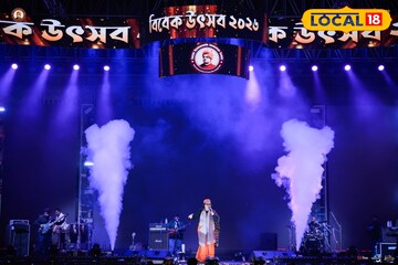 কলকাতা থেকে প্রায় ৯০ কিমি দূরে রানাঘাটে ঝড় তুলছেন বলিউডের সুনিধী চৌহান!