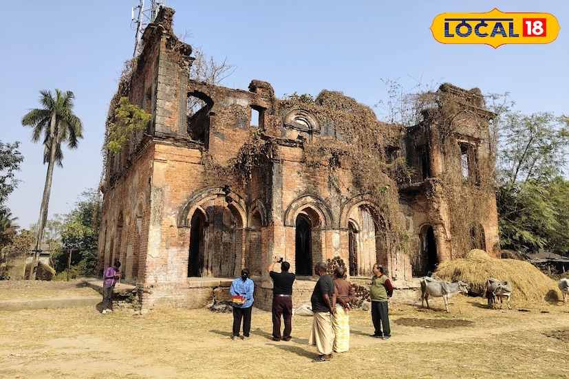 অবশেষে শুরু হল বিপ্লবী রাসবিহারী ঘোষের বাসভবন সংস্কার ও সংরক্ষণের কাজ। পুরনো ঐতিহ্য ও কারুকার্যকে বজায় রেখেই করা হবে সংস্কার। মঙ্গলবার ভবনটির প্রথম সমীক্ষা সম্পন্ন হল। এই সমীক্ষার মাধ্যমে সংস্কারের বিস্তারিত পরিকল্পনা করা হবে। (ছবি ও তথ্য: সায়নী সরকার)