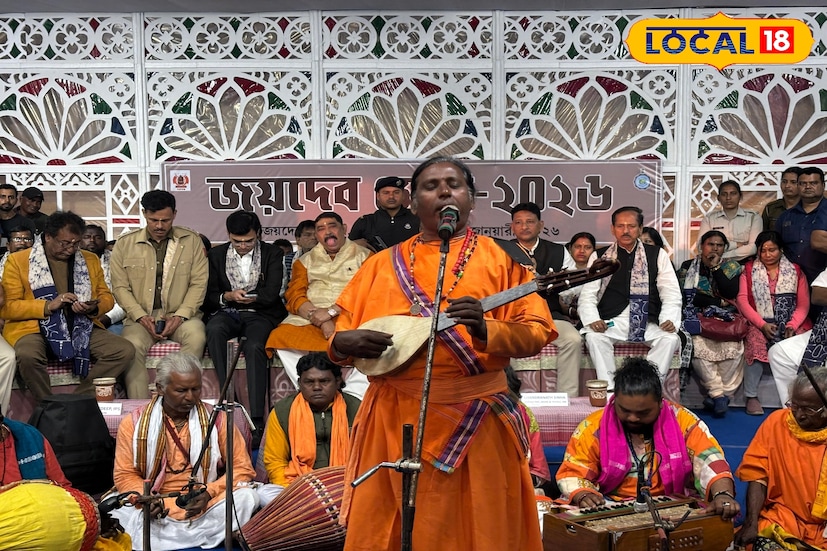 মকর সংক্রান্তির পুণ্যলগ্নে মঙ্গলবার থেকে শুরু হল শতাব্দীপ্রাচীন জয়দেব কেন্দুলী মেলা। কবি জয়দেব ও তাঁর অমর কাব্য গীতগোবিন্দ এর সাধনভূমি জয়দেব কেন্দুলীতে এই উপলক্ষে লক্ষাধিক বাউল কীর্তন শিল্পী ও পুণ্যার্থীর সমাগম ঘটতে শুরু করেছে। বুধবার ভোরে চিরাচরিত রীতি মেনে অজয় নদের তীরে পুণ্যস্নানে অংশ নেবেন ভক্তরা। ছবি ও তথ্য: সুদীপ্ত গড়াই 