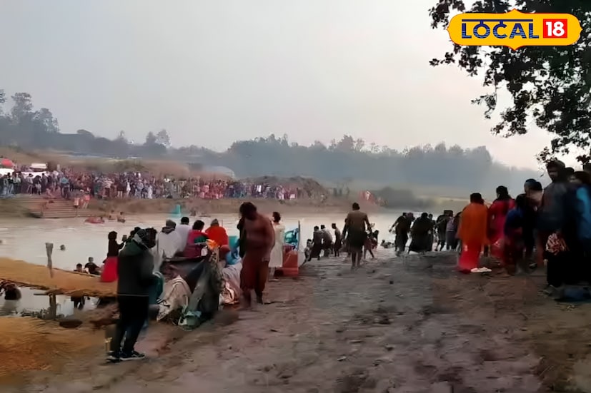 উপলক্ষ তুলসী চারার মেলা। মকর সংক্রান্তিতে পটাশপুর ও সবংয়ের মধ্যবর্তী এলাকার চেহারা একেবারে বদলে গিয়েছে। সবং–পটাশপুর সীমান্তবর্তী কেলেঘাই নদীর বুকে শুরু হওয়া ঐতিহ্যবাহী এই মেলা আগামী সাতদিন ধরে চলবে। পাঁচ শতাব্দী প্রাচীন এই মেলাকে ঘিরে অগণিত পুণ্যার্থী ও দর্শনার্থীর ভিড় জমেছে। সকাল থেকেই নদীর দুই পাড়ে উৎসবের আমেজ স্পষ্ট। (ছবি ও তথ্যঃ মদন মাইতি)