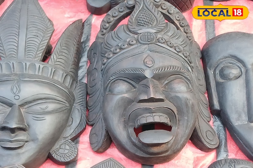 গামার কাঠের ব্ল্যাক মুখোশ! বাংলার মুখোশ শিল্প একটি ঐতিহ্যময় শিল্প। লোকনৃত্যর মতো বিভিন্ন ক্ষেত্রে মুখোশ প্রয়োজনীয় হলেও ঘর অলংকৃত করতে বাজারে দারুণ চাহিদা মাটি, কাগজ, বাঁশ, কাপড় ও কাঠের তৈরি মুখোশের। সেই রকমই গামার কাঠের ব্ল্যাক মুখোশ। (ছবি ও তথ্য: রাকেশ মাইতি)