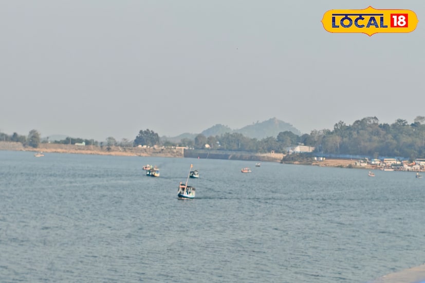 বাঁকুড়া জেলায় শীতের আমেজ বজায় রয়েছে। ভারতীয় আবহাওয়া দফতর (IMD), কলকাতার তথ্য অনুযায়ী বুধবার সকাল ৮টা ৩০ মিনিটের পর্যবেক্ষণে দেখা গিয়েছে, বাঁকুড়ায় মঙ্গলবার সর্বোচ্চ তাপমাত্রা ছিল ২৩.৯ ডিগ্রি সেলসিয়াস এবং সর্বনিম্ন তাপমাত্রা নেমেছিল ৮.৯ ডিগ্রি সেলসিয়াসে। ভোর ও রাতের দিকে ঠান্ডার দাপট স্পষ্ট হলেও দিনের বেলায় রোদের উপস্থিতিতে আবহাওয়া তুলনামূলক ভাবে স্বস্তিদায়ক রয়েছে।