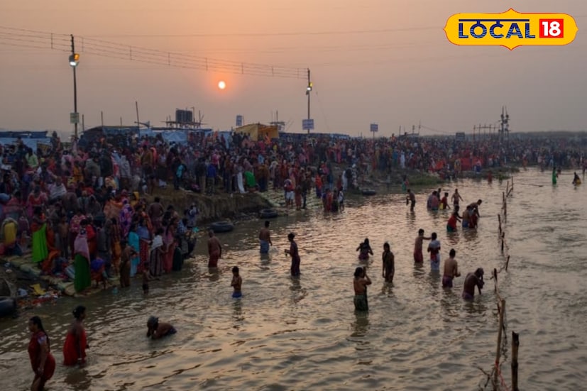 মকর সংক্রান্তি উপলক্ষে বুধবার ভোর থেকেই বীরভূমের জয়দেব কেন্দুলীতে পুণ্যার্থীদের ঢল নামে। চিরাচরিত রীতি মেনে লক্ষাধিক মানুষ অজয় নদের তীরে পুণ্যস্নানে অংশ নেন। ভোরের আগেই স্নানঘাটে জমে ওঠে ভিড়। পুণ্যস্নানের পর রাধাবিনোদের মন্দিরে পুজো দেওয়ার মধ্য দিয়েই মেলার মূল ধর্মীয় পর্বের সূচনা হয়। ছবি ও তথ্য: সুদীপ্ত গড়াই মকর সংক্রান্তি উপলক্ষে বুধবার ভোর থেকেই বীরভূমের জয়দেব কেন্দুলীতে পুণ্যার্থীদের ঢল নামে। চিরাচরিত রীতি মেনে লক্ষাধিক মানুষ অজয় নদের তীরে পুণ্যস্নানে অংশ নেন। ভোরের আগেই স্নানঘাটে জমে ওঠে ভিড়। পুণ্যস্নানের পর রাধাবিনোদের মন্দিরে পুজো দেওয়ার মধ্য দিয়েই মেলার মূল ধর্মীয় পর্বের সূচনা হয়। ছবি ও তথ্য: সুদীপ্ত গড়াই