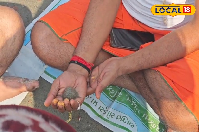 গঙ্গাসাগরে বেলাভূমিতে বালি দিয়েই পিন্ডদান চিরাচরিত আচার মেনে চলছে পিতৃতর্পণ। মকর সংক্রান্তির পুণ্যলগ্নে গঙ্গা ও বঙ্গোপসাগরের সঙ্গমস্থলে ভোর থেকেই ভিড় জমিয়েছেন হাজার হাজার তীর্থযাত্রী। অনেকেই গঙ্গাস্নান সেরে বেলাভূমিতে বসেই বালি দিয়ে পিন্ড তৈরি করে প্রয়াত পূর্বপুরুষদের উদ্দেশ্যে পিন্ডদান করছেন। (তথ্য ছবি সুমন সাহা) গঙ্গাসাগরে বেলাভূমিতে বালি দিয়েই পিন্ডদান চিরাচরিত আচার মেনে চলছে পিতৃতর্পণ। মকর সংক্রান্তির পুণ্যলগ্নে গঙ্গা ও বঙ্গোপসাগরের সঙ্গমস্থলে ভোর থেকেই ভিড় জমিয়েছেন হাজার হাজার তীর্থযাত্রী। অনেকেই গঙ্গাস্নান সেরে বেলাভূমিতে বসেই বালি দিয়ে পিন্ড তৈরি করে প্রয়াত পূর্বপুরুষদের উদ্দেশ্যে পিন্ডদান করছেন। (তথ্য ছবি সুমন সাহা)