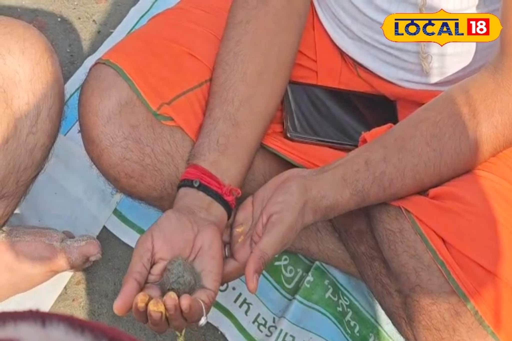 বালুকাবেলায় পিণ্ডদান, প্রাচীন রীতি অনুসরণ করে গঙ্গাসাগরে চলছে পিতৃতর্পণ