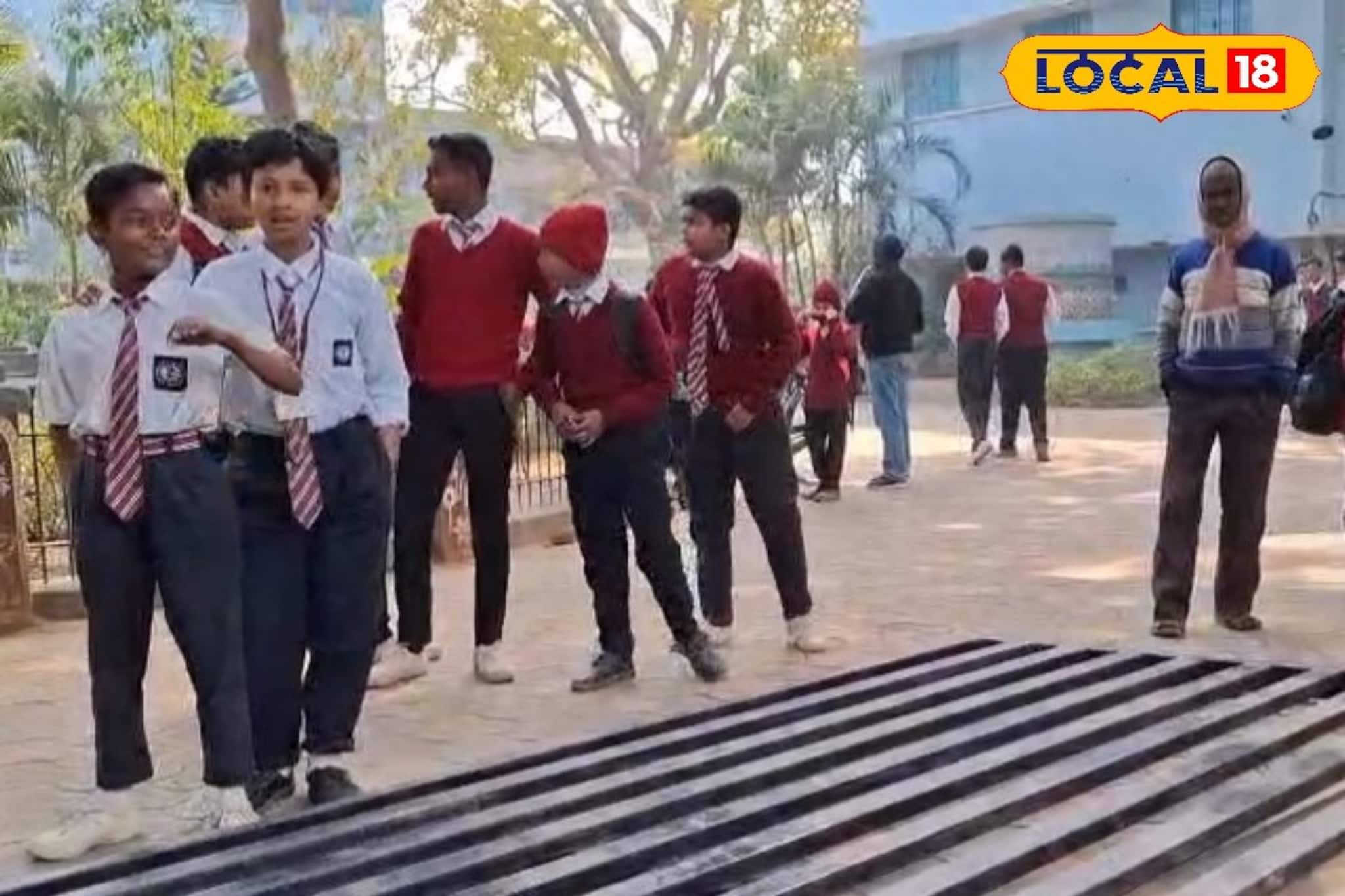 হুড়মুড়িয়ে পড়ল লোহার গেট, চাপা পড়ে রক্তাক্ত ৩ ছাত্র! বীরভূম জেলা স্কুলে ভয়াবহ দুর্ঘটনা হুড়মুড়িয়ে পড়ল লোহার গেট, চাপা পড়ে রক্তাক্ত ৩ ছাত্র! বীরভূম জেলা স্কুলে ভয়াবহ দুর্ঘটনা