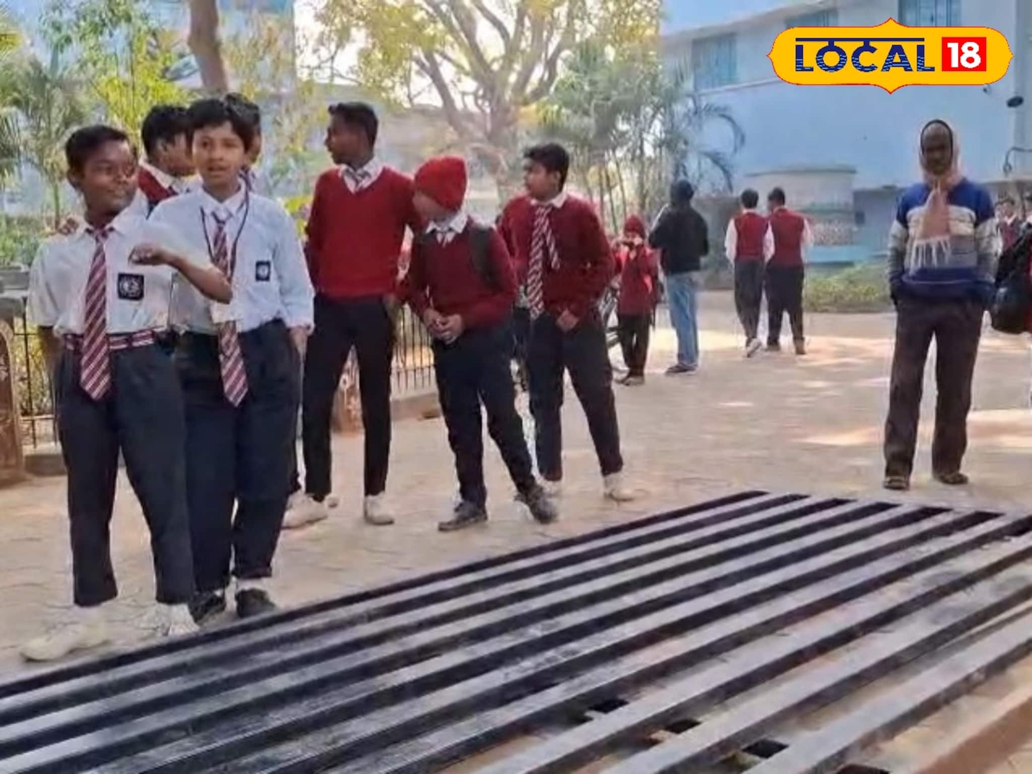 হুড়মুড়িয়ে পড়ল লোহার গেট, চাপা পড়ে রক্তাক্ত ৩ ছাত্র! বীরভূম জেলা স্কুলে ভয়াবহ দুর্ঘটনা