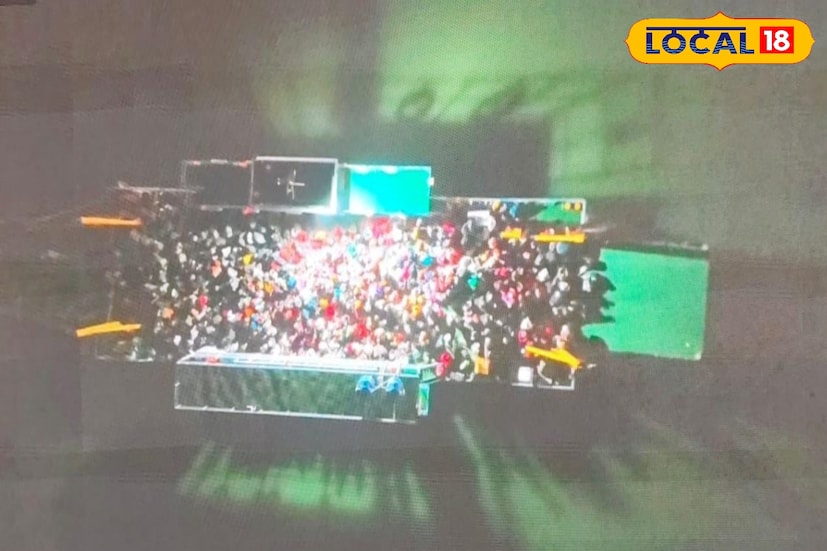 গঙ্গাসাগর মেলা ২০২৬ কে কেন্দ্র করে পুণ্যস্নানে যাওয়া তীর্থযাত্রীদের নিয়ে এক উদ্বেগজনক পরিস্থিতির সৃষ্টি হয় মুড়িগঙ্গা নদীতে। পূর্ন্যার্থীদের নিয়ে এমভি বুলবুল নামে একটি বার্জ তীর্থ যাত্রীদের পারাপারের জন্য এবং যানবাহন পারাপারের জন্য একটি বার্জ কাকদ্বীপ লর্ড নম্বর ৮ থেকে তীর্থযাত্রী নিয়ে কচুবেরিয়াতে যাওয়ার সময় ৩০০০ জন তীর্থযাত্রীনিয়ে মাঝ নদীতে আটকে পরে। (তথ্য ছবি সুমন সাহা) গঙ্গাসাগর মেলা ২০২৬ কে কেন্দ্র করে পুণ্যস্নানে যাওয়া তীর্থযাত্রীদের নিয়ে এক উদ্বেগজনক পরিস্থিতির সৃষ্টি হয় মুড়িগঙ্গা নদীতে। পূর্ন্যার্থীদের নিয়ে এমভি বুলবুল নামে একটি বার্জ তীর্থ যাত্রীদের পারাপারের জন্য এবং যানবাহন পারাপারের জন্য একটি বার্জ কাকদ্বীপ লর্ড নম্বর ৮ থেকে তীর্থযাত্রী নিয়ে কচুবেরিয়াতে যাওয়ার সময় ৩০০০ জন তীর্থযাত্রীনিয়ে মাঝ নদীতে আটকে পরে। (তথ্য ছবি সুমন সাহা)