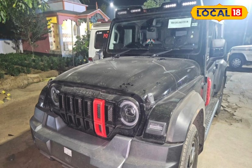 পুলিশ দেখেই নম্বর প্লেটহীন থার গাড়ি রেখে চম্পট দেয় বেশ কয়েকজন যুবক। গাড়িতে তল্লাশি চালিয়ে উদ্ধার বান্ডিল বান্ডিল টাকা, আইফোন, ডেবিট ও ক্রেডিট কার্ড-সহ একাধিক জিনিস। কারা ওই যুবক? গাড়িতে কেন নেই নম্বর প্লেট? (ছবি ও তথ্য: সায়নী সরকার)