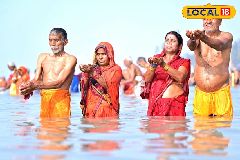 মকর সংক্রান্তির পরের দিনেও গঙ্গাসাগরে অব্যাহত রইল পুণ্যের ডুব। ভোররাত থেকেই কনকনে শীত ও ঘন কুয়াশাকে উপেক্ষা করে লক্ষ লক্ষ পুণ্যার্থী ভিড় জমান সাগরদ্বীপে। হিন্দু ধর্মাবলম্বীদের বিশ্বাস অনুযায়ী, মকর সংক্রান্তির পূণ্যলগ্নে গঙ্গা ও সাগরের সঙ্গমে স্নান করলে জন্মজন্মান্তরের পাপ মোচন হয় এবং মোক্ষলাভের পথ সুগম হয়। (তথ্য ও ছবি - সুমন সাহা) মকর সংক্রান্তির পরের দিনেও গঙ্গাসাগরে অব্যাহত রইল পুণ্যের ডুব। ভোররাত থেকেই কনকনে শীত ও ঘন কুয়াশাকে উপেক্ষা করে লক্ষ লক্ষ পুণ্যার্থী ভিড় জমান সাগরদ্বীপে। হিন্দু ধর্মাবলম্বীদের বিশ্বাস অনুযায়ী, মকর সংক্রান্তির পূণ্যলগ্নে গঙ্গা ও সাগরের সঙ্গমে স্নান করলে জন্মজন্মান্তরের পাপ মোচন হয় এবং মোক্ষলাভের পথ সুগম হয়। (তথ্য ও ছবি - সুমন সাহা)