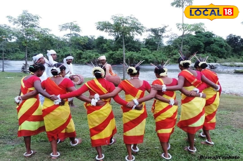 ডুয়ার্সের বিভিন্ন জনজাতির কৃষ্টি ও সংস্কৃতিকে জনসমক্ষে তুলে ধরতে কালচিনি কৃষক বাজারে পালিত হল ‘ডুয়ার্স ডে’। এই উপলক্ষে রঙিন ও বৈচিত্র্যময় সাংস্কৃতিক অনুষ্ঠানের আয়োজন করা হয়, যেখানে ডুয়ার্স অঞ্চলের ১৪ টি জনজাতির ঐতিহ্যবাহী নৃত্য ও সঙ্গীত পরিবেশিত হয়। ( ছবি ও তথ্যঃ অনন্যা দে)