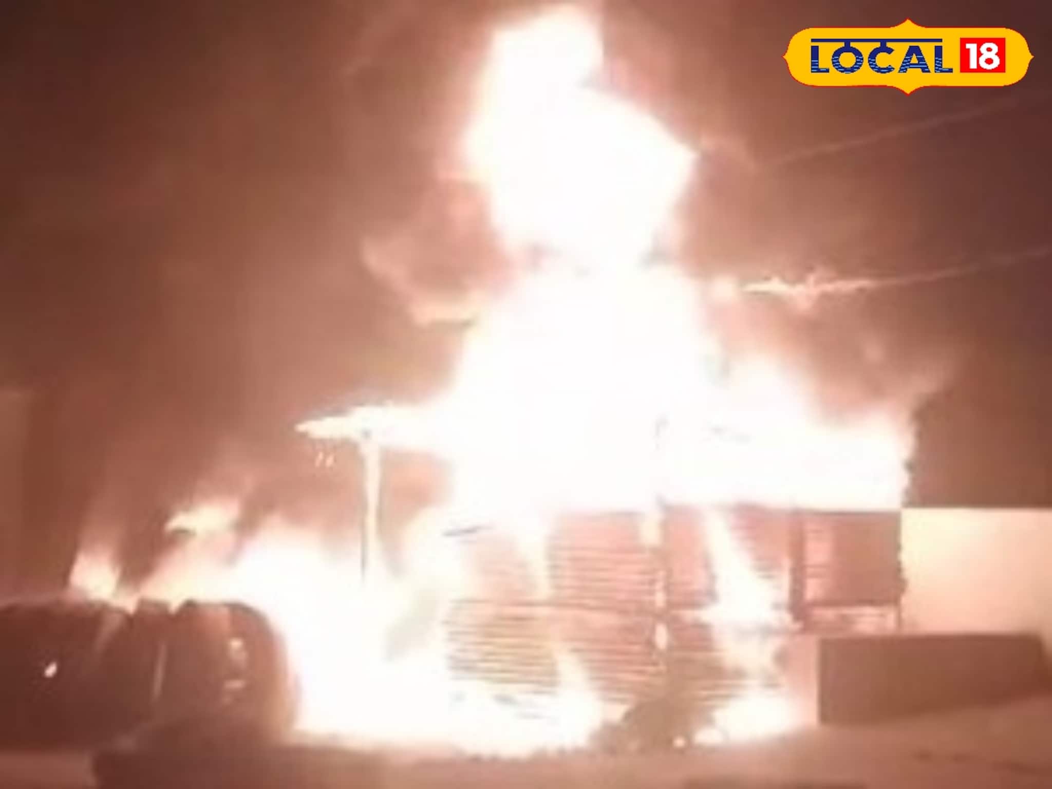 দাউ দাউ করে জ্বলে উঠল আগুন...! মুহূর্তে পর পর ভস্মীভূত দোকান, গাড়ি! ভয়াবহ অগ্নিকাণ্ড