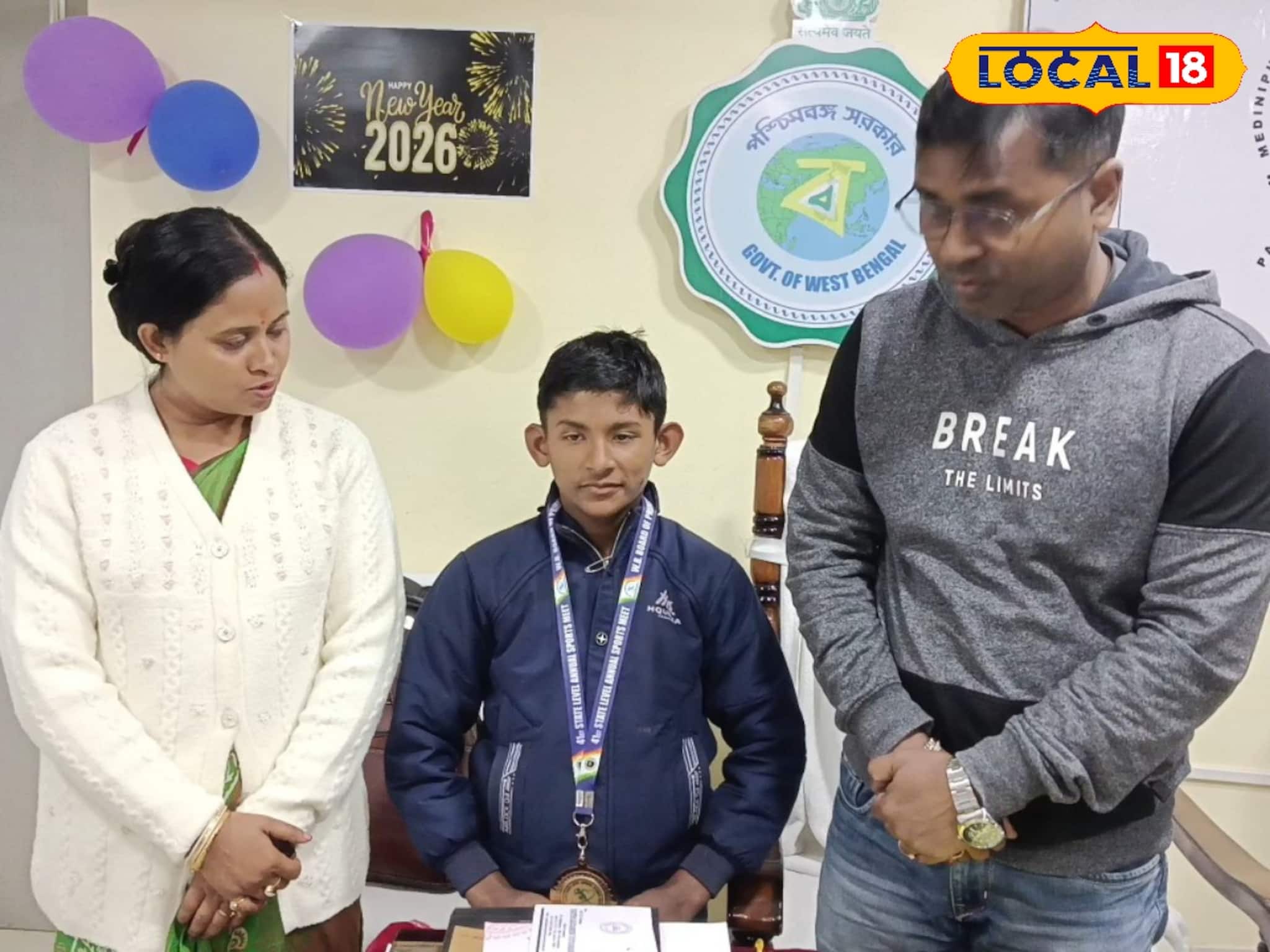 দু'চোখে ভরা স্বপ্ন,পরিবারের সঙ্গী নিত্য অনটন,৮ বছরেই লংজাম্পে নজির, রাখি পাঁশকুড়ার গর্ব