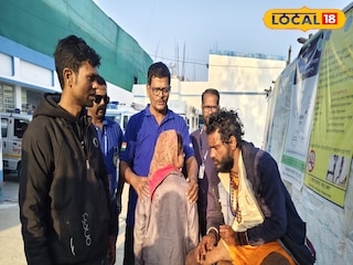 বাবার সঙ্গে কথা বলছে অঞ্জনা বাবার সঙ্গে কথা বলছে অঞ্জনা