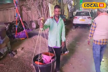 শুধু পুণ্য নয়,পেটের টানেও ছুটে আসেন অনেকেই!আয়ের খোঁজে গঙ্গাসাগর মেলায় ছত্তিশগড়ের বাবা-মেয়ে