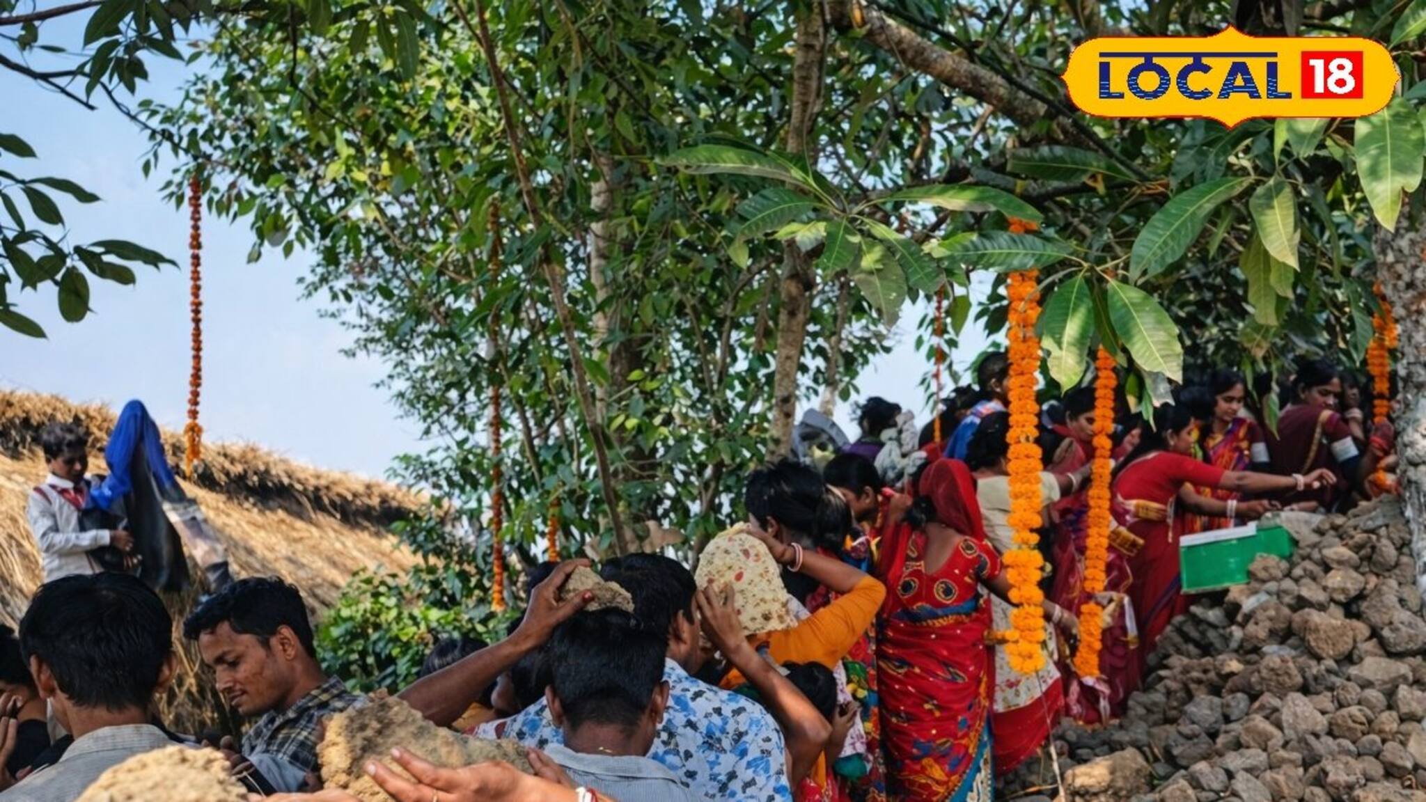 Nadia News:কৃষ্ণনগরের ঢেলাই চণ্ডী দেবীর মন্দির, গাছের ডালে মাটির ঢেলা ঝুলিয়ে দেওয়া হয় পুজো