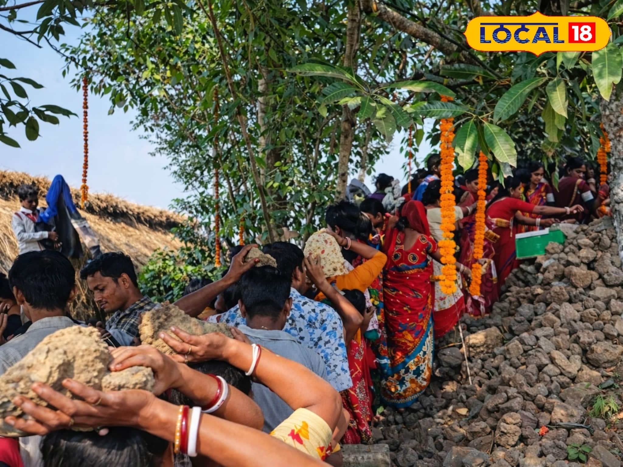 কৃষ্ণনগরের ঢেলাই চণ্ডী দেবীর মন্দির, গাছের ডালে মাটির ঢেলা ঝুলিয়ে দেওয়া হয় পুজো