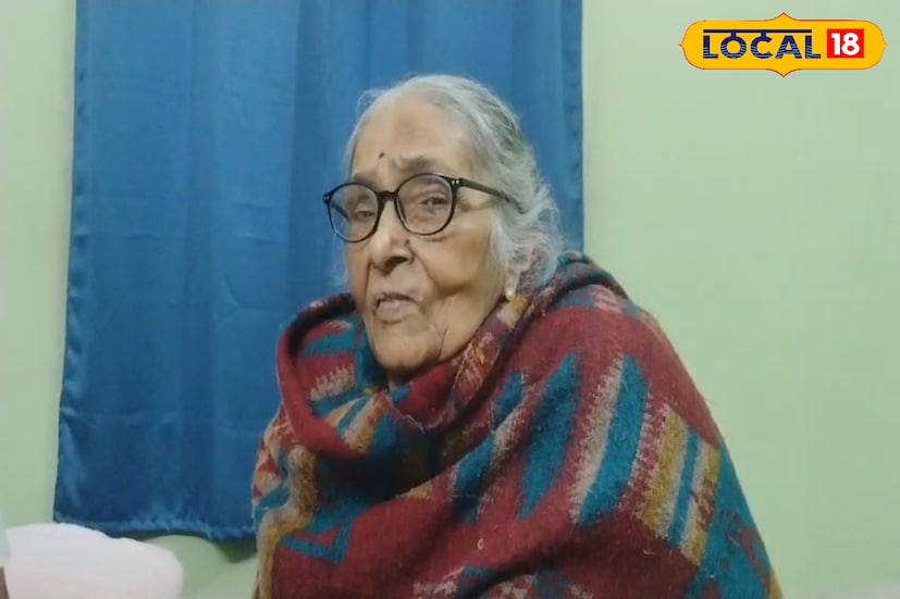 শিলিগুড়ি, ঋত্বিক ভট্টাচার্য : আর মাত্র কিছুক্ষণের অপেক্ষা। মুখ্যমন্ত্রীর হাত ধরে শিলান্যাস হতে চলেছে দেশের সর্ববৃহৎ মহাকাল মন্দির। সেই ঐতিহাসিক মুহূর্তের আগেই শিলিগুড়িতে এক বৃদ্ধার চোখে-মুখে ফুটে উঠছে অন্য এক ইতিহাসের আবেগ। বয়স ৮৭, নাম লীলা দত্ত। মুখ্যমন্ত্রীর এই ঘোষণায় যিনি শুধু খুশি নন, বরং নিজের জীবনের হারানো অধ্যায়ের সঙ্গে যেন নতুন করে অর্থ খুঁজে পাচ্ছেন।