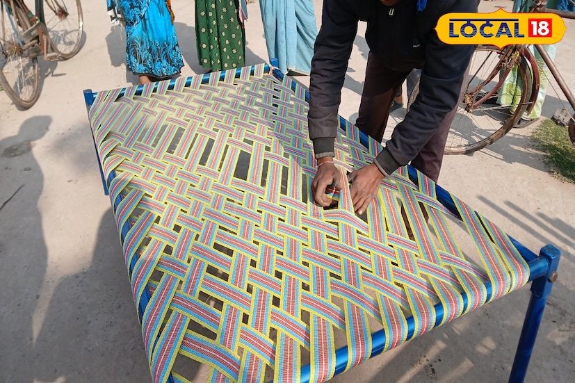 দড়ির খাটিয়া নয়, লাইলনের ফিতে দিয়ে তৈরি। ঘরের সামনে মিলছে আরামদায়ক খাটিয়া! দাম দারুণ কম, একটি চেয়ারের দামে খাটিয়া। তাতেই দারুন আগ্রহ দেখাচ্ছে মানুষ। (ছবি ও তথ্য: রাকেশ মাইতি)