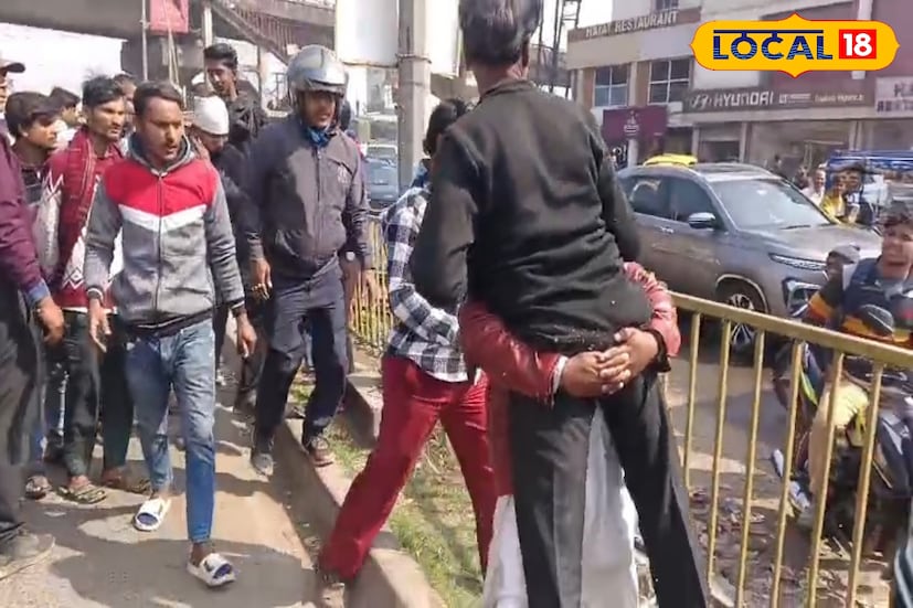 ভয়ানক দুর্ঘটনার কবলে প্রাইভেট কার, মানবিক পরিচয় দিলেন স্থানীয় মানুষ! শলপ হাইরোডে দুর্ঘটনার কবলে পড়ল এক আইনজীবির গাড়ি, উদ্ধারকাজে ঝাঁপিয়ে পড়ল স্থানীয় মানুষ। দুর্ঘটনায় ভেঙে দুমড়ে মুচড়ে যায় গাড়িটি। (ছবি ও তথ্য : রাকেশ মাইতি)