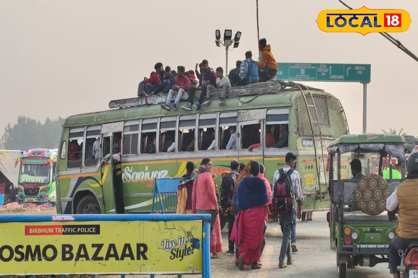 প্রশাসনের কড়া নজরদারি ও সচেতনতার প্রচারকে উপেক্ষা করেই জয়দেব মেলায় প্রাণের ঝুঁকি নিয়ে যাতায়াত চলছে। বৃহস্পতিবার ভোরে এক শিশুর মর্মান্তিক মৃত্যুর ঘটনার ২৪ ঘণ্টা কাটতে না কাটতেই শুক্রবার ফের দেখা গেল বাসের ছাদে গাদাগাদি করে পুণ্যার্থী পরিবহণের বিপজ্জনক দৃশ্য। ছবি ও তথ্য: সুদীপ্ত গড়াই 