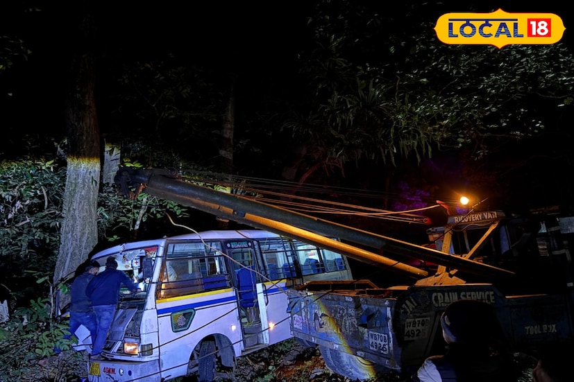 পিকনিক থেকে ফেরার সময় নিয়ন্ত্রণ হারিয়ে চিলাপাতা জঙ্গলে ঢুকে গেল একটি বাস। ধাক্কা খেল একটি বড় গাছের সঙ্গে। খুশির মুহূর্ত বদলে গেল কান্নায়। জঙ্গল থেকে একাধিক মানুষের আর্তনাদ শুনে বনকর্মীরা এলেন তাঁদের উদ্ধার করতে। (ছবি ও তথ্য - অনন্যা দে
