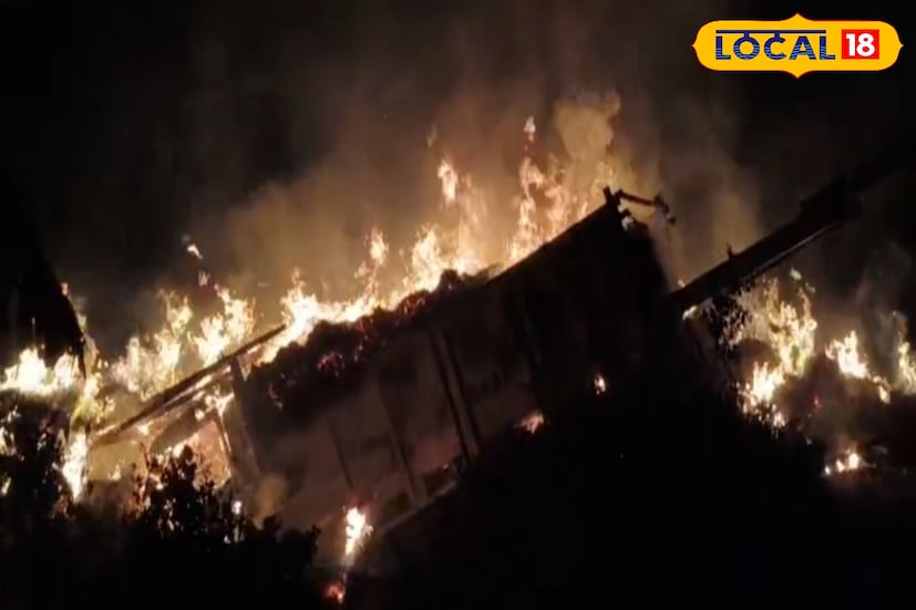 মথুরাপুরে চলন্ত খড়ের গাড়িতে আগুন লাগার ঘটনায় চাঞ্চল্য ছড়িয়েছে এলাকায়। মথুরাপুরের ঘোড়াদল থেকে কলকাতায় যাওয়ার সময় এই খড়বোঝাই গাড়িতে আগুন লাগে। ঘটনায় ড্রাইভার গাড়ি থেকে লাফ মেরে প্রাণে বাঁচেন। (ছবি ও তথ্য: নবাব মল্লিক)
