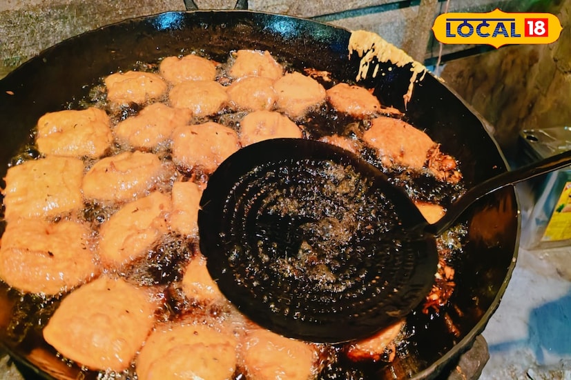 খাদ্যপ্রেমী মানুষদের সন্ধ্যে নামলেই মুখরোচক খাবারের জন্য মনটা আনচান করে। ‌আর তারওপর যদি হয় দুর্দান্ত স্বাদের গরম, গরম আলুর চপ, তাহলে তো আর কোনও কথাই থাকে না। ‌কারণ বেশিরভাগ মানুষের সন্ধ্যের খাবারের তালিকায় হিট লিস্টে থাকে তেলেভাজা। (ছবি ও তথ্য - শর্মিষ্ঠা ব্যানার্জি)