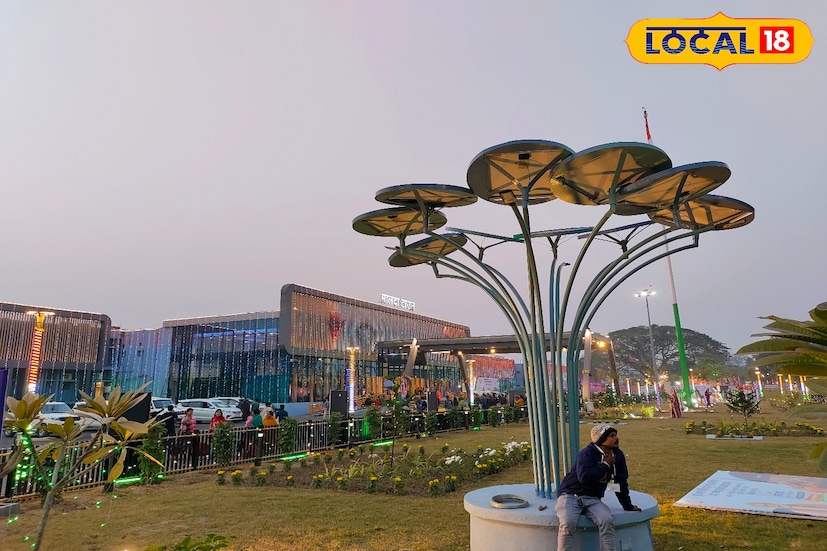 এ যেন পর্যটন স্থল। গৌড়, আদিনার পর এবারে ভিড় জমছে মালদহের নতুন এই জায়গায়। দূরে বা অন্য কোথাও নয়। বিশেষ এই জায়গাটি স্বয়ং শহরের মালদহ টাউন স্টেশন।(ছবি ও তথ্য: জিএম মোমিন)