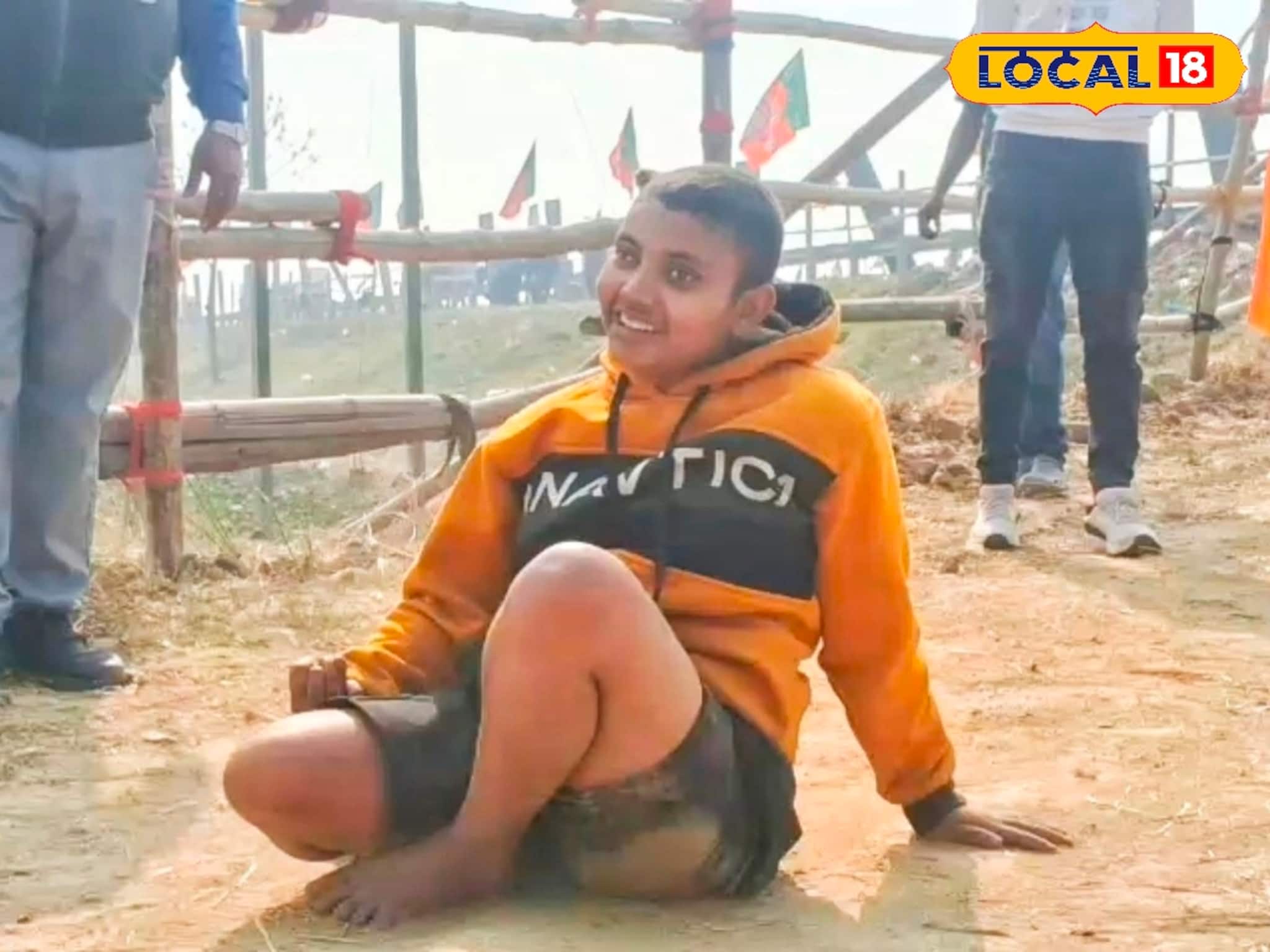 প্রধানমন্ত্রীকে একনজর দেখার আকুতি!  হামাগুড়ি দিয়েই মোদির সভায় বিশেষভাবে সক্ষম হাসান আলি