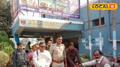 মূর্তি বর্ধমান বিশ্ববিদ্যালয়ের হাতে তুলে দেওয়ার ছবি