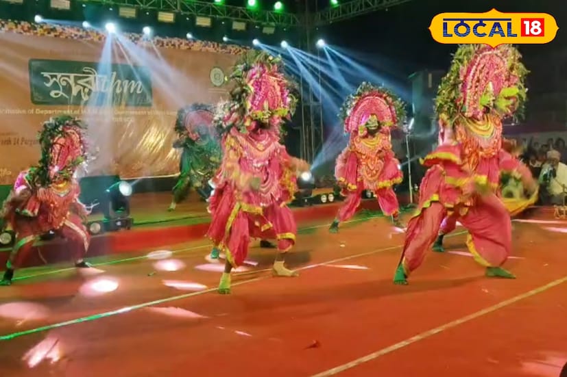 উত্তর ২৪ পরগনার বসিরহাট মহাকুমার হিঙ্গলগঞ্জে সুন্দরবনের ম্যানগ্রোভ অরণ্যের কোলে যেন একদিনের জন্য মিলিত হল বাংলার বহুমুখী লোকসংস্কৃতি। গোবিন্দ কাটি হাইস্কুলের মাঠে শীতের আমেজে নোনা হাওয়ার সঙ্গে ভেসে এল ধামসা, ঢাক ও বাউল গানের সুর। সুন্দরবনের প্রাকৃতিক পরিবেশের মধ্যেই গড়ে উঠল এক বর্ণাঢ্য সাংস্কৃতিক মিলনমেলা। (ছবি ও তথ্য - জুলফিকার মোল্যা)