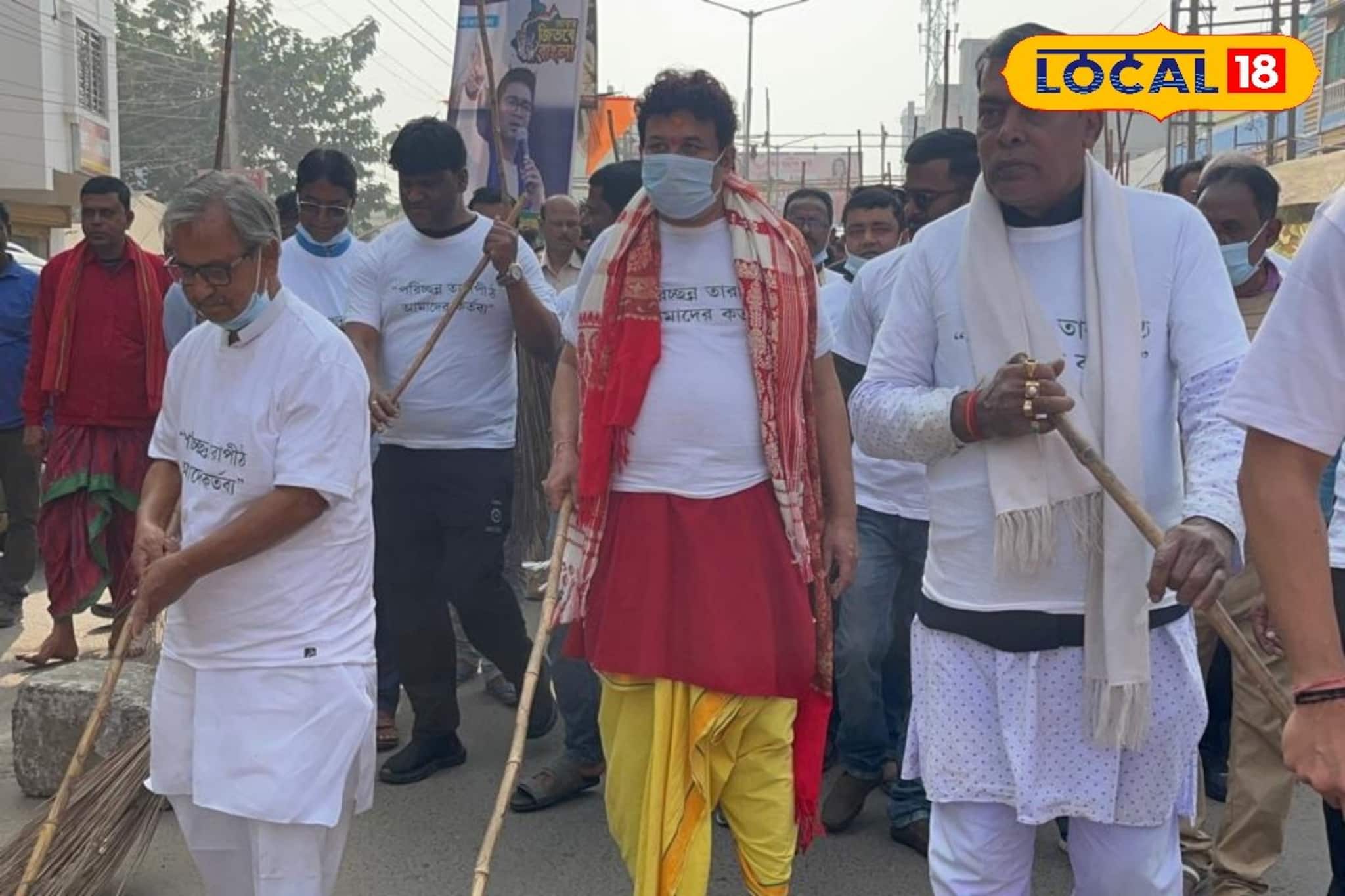 'পরিচ্ছন্ন তারাপীঠ আমাদের কর্তব্য', রাস্তা পরিষ্কারে ঝাঁটা হাতে নামলেন প্রশাসনিক কর্তারা