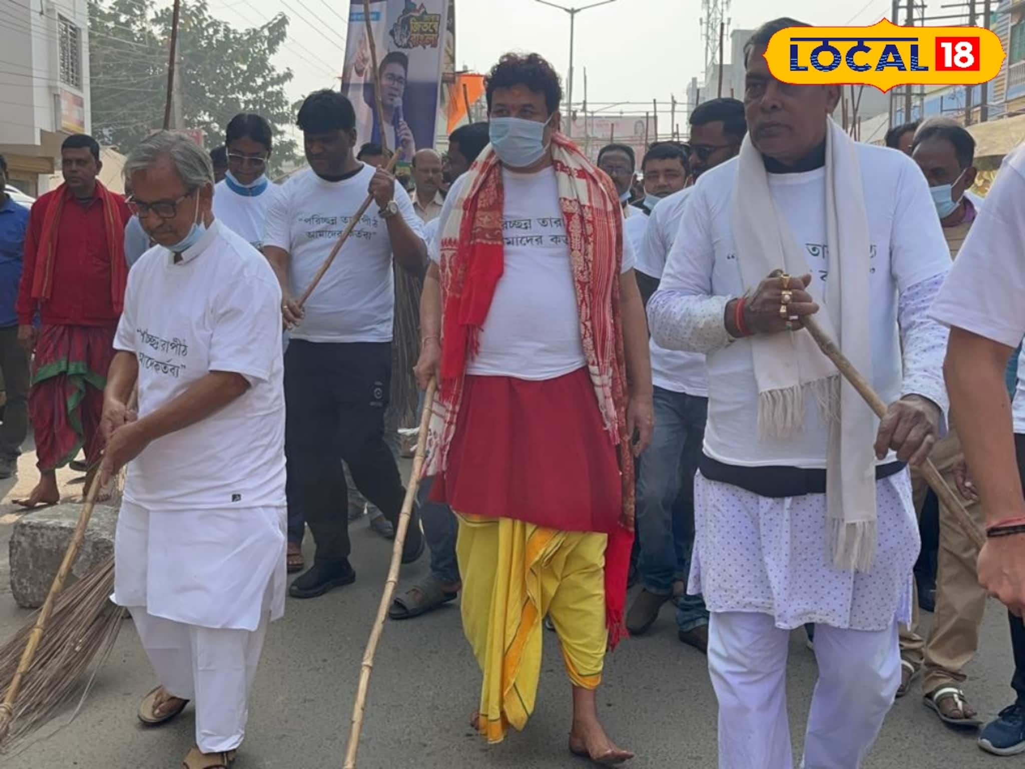 'পরিচ্ছন্ন তারাপীঠ আমাদের কর্তব্য', রাস্তা পরিষ্কারে ঝাঁটা হাতে নামলেন প্রশাসনিক কর্তারা