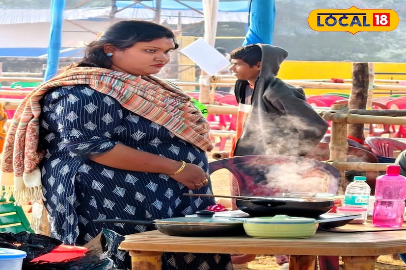 অশোকনগর উৎসবের অঙ্গ হিসেবে হরিপুর মাঠে অনুষ্ঠিত হল এক অভিনব সেরা রাঁধুনি প্রতিযোগিতা। খোলা মাঠই এদিন যেন পরিণত হয়েছিল এক বিশাল রান্নাঘরে। (ছবি ও তথ্য - রুদ্র নারায়ণ রায়)