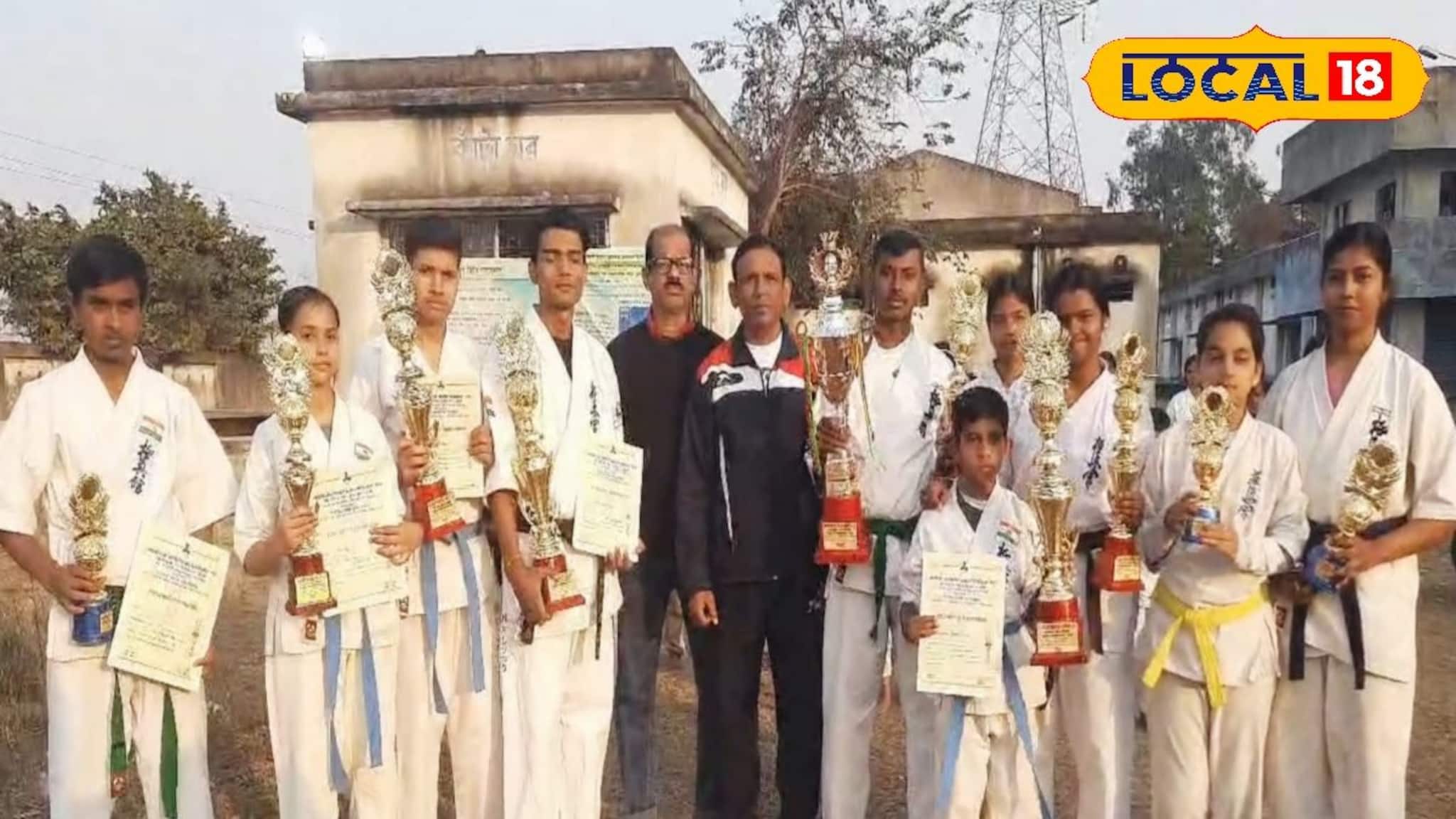 Karate Champions: আফজল খানের দুরন্ত ট্রেনিং, পুরুলিয়ায় কিশোর-কিশোরীরা এখন ক্যারাটে এক্সপার্ট, জাতীয় প্রতিযোগিতায় জয়জয়কার