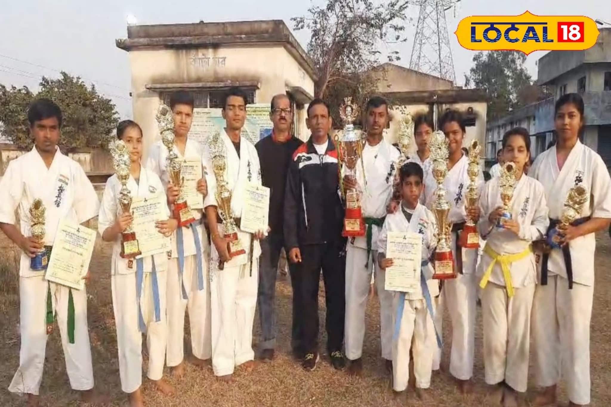 পুরুলিয়ায় কিশোর-কিশোরীরা এখন ক্যারাটে এক্সপার্ট, জাতীয় প্রতিযোগিতায় জয়জয়কার