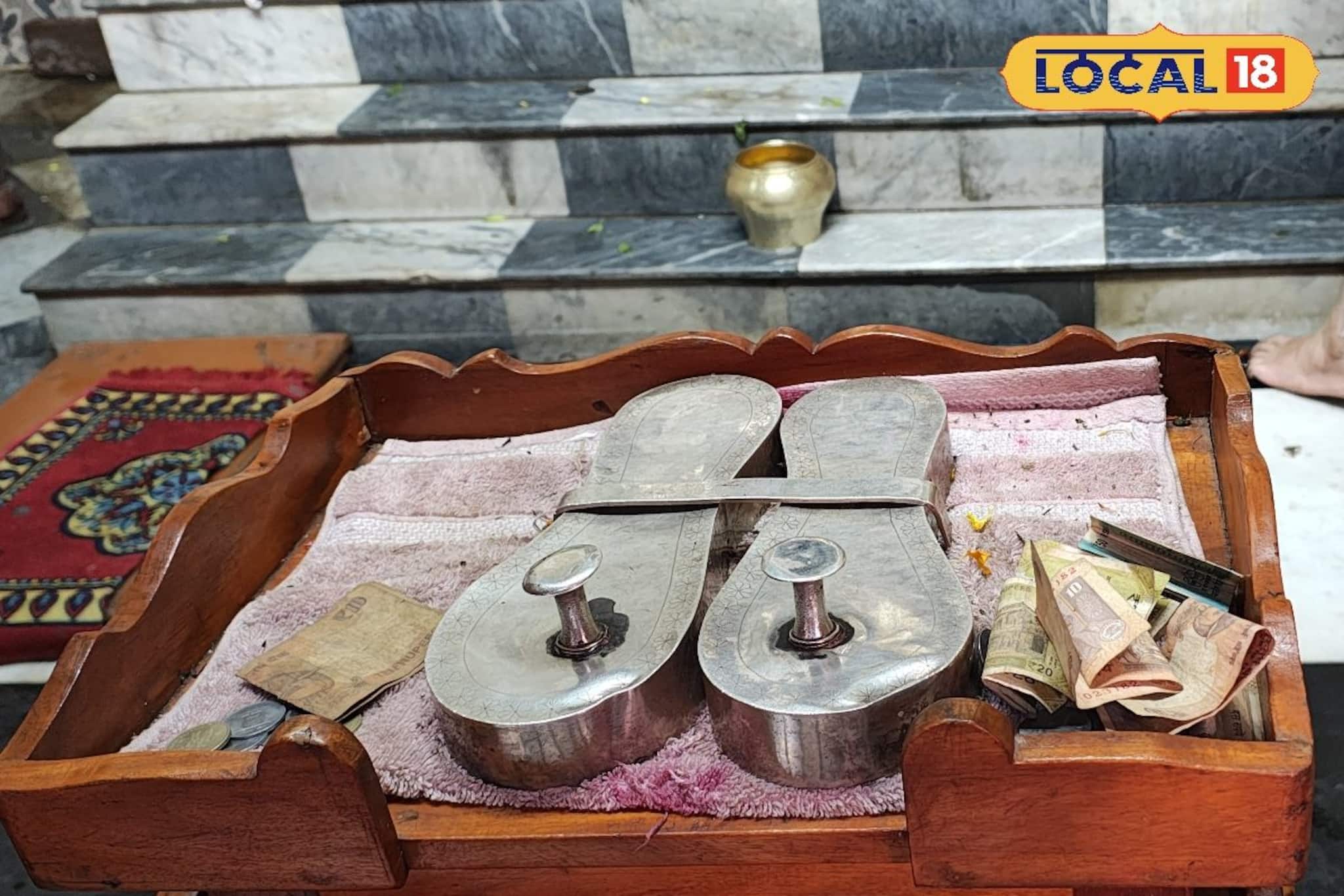 শান্তিপুরে বড় গোস্বামী বাড়িতে মহা সমারোহে পূজিত মহাপ্রভুর পাদুকাজোড়া