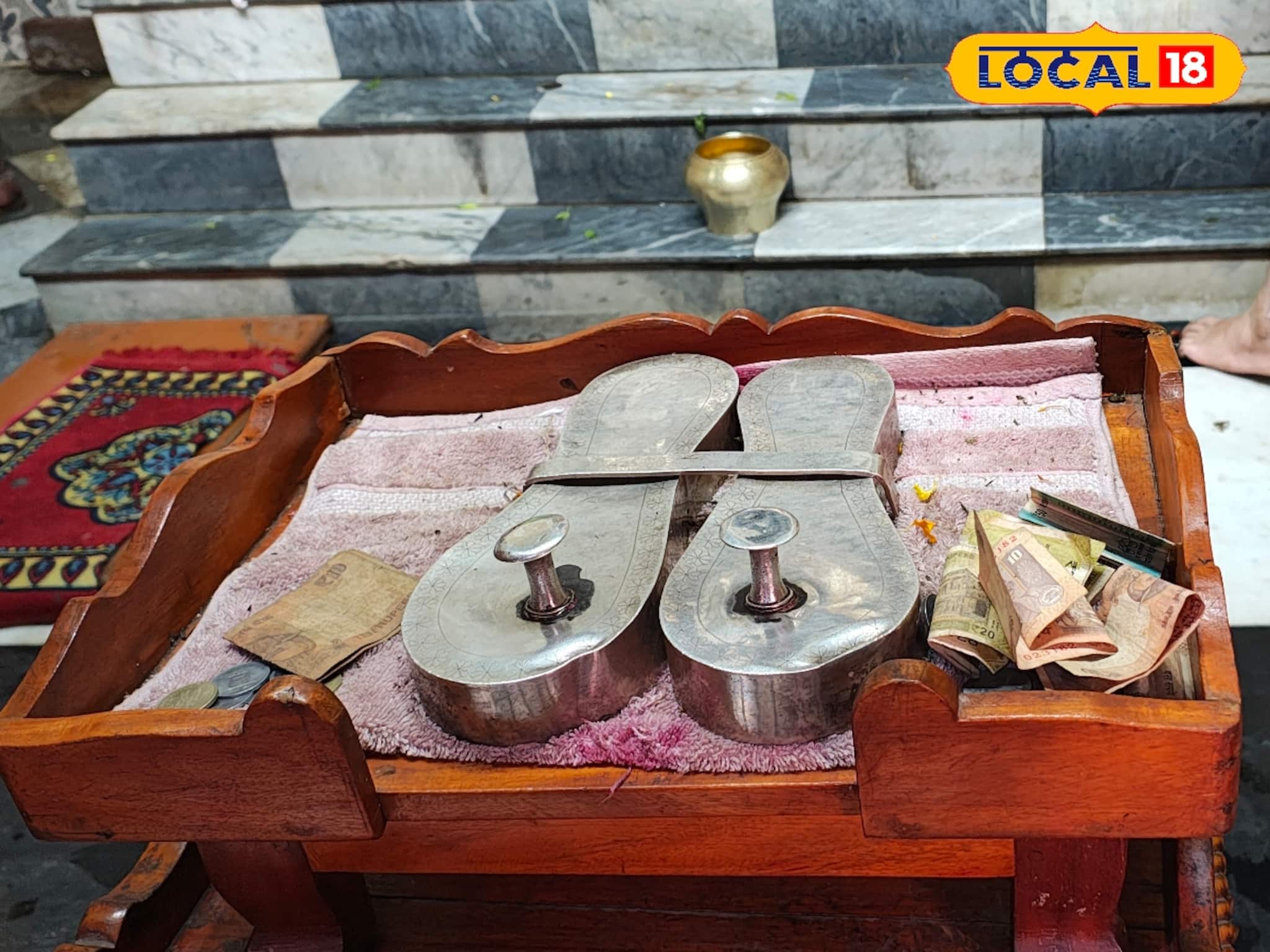 শান্তিপুরে বড় গোস্বামী বাড়িতে মহা সমারোহে পূজিত মহাপ্রভুর পাদুকাজোড়া