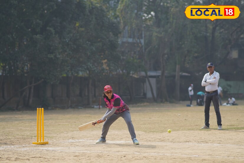 Singing session with microphone, Jaman Sanket Sarkar, Parvez Aziz, Soumita Sutradhar, Srija Banerjee. Amartya Sinha, Sajoy, Sayonara played guitar, or Dhruvajyoti Kesh ran across the state with theater. They were photographed by Devattam Ghosh, Abhishek Mandalra. But on this day, everyone has a bat-ball. Burdwan wave combined them in the winter afternoon. The first year Sports Wave was organized in Burdwan with Elegant Steel. Cafe Anadi was in collaboration.