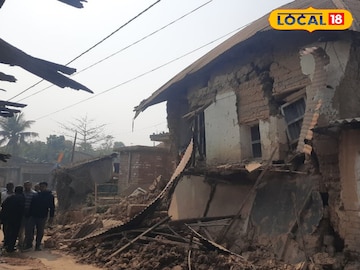 নবগ্রামে ভেঙে পড়েছে বাড়ির একাংশ